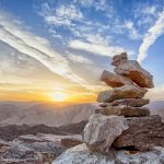 Stenen, balans, zon. Aanbod bestaat uit PowerHypnose sessies en trajecten.