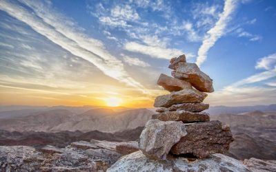 Stenen, balans, zon. Aanbod bestaat uit PowerHypnose sessies en trajecten.